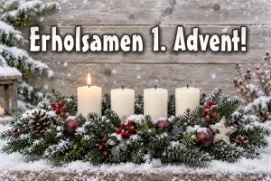 Vier weiße Kerzen zwischen Tannengrün im Schnee, eine brennt, Text: Erholsamen 1. Advent!