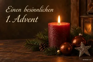 Brennende rote Kerze mit Tannenzweigen und Weihnachtskugeln, Text: Einen besinnlichen 1. Advent