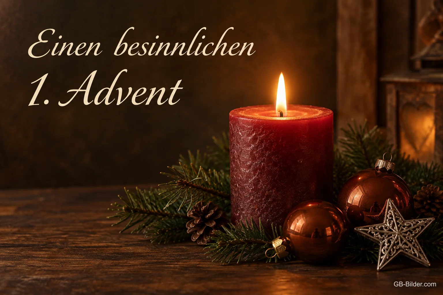 Brennende rote Kerze mit Tannenzweigen und Weihnachtskugeln, Text: Einen besinnlichen 1. Advent