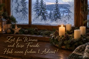 Adventskranz mit einer brennenden Kerze vor einem Fenster mit Eisblumen und verschneitem Wald, Text: Zeit für Wärme und leise Freude. Hab einen frohen 1. Advent!