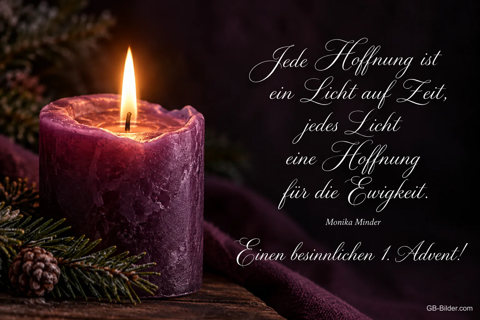 Brennende lila Kerze mit Tannengrün, Text: Jede Hoffnung ist ein Licht auf Zeit, jedes Licht eine Hoffnung für die Ewigkeit. Einen besinnlichen 1. Advent! – Monika Minder