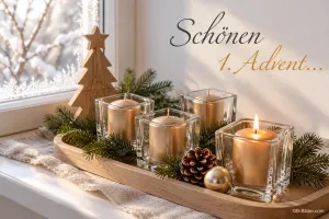 Vier goldene Kerzen in Gläsern am verschneiten Fenster, eine brennt, Text: Schönen 1. Advent…