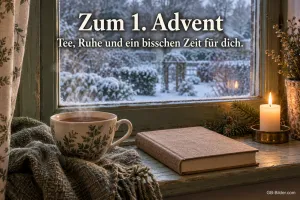 Dampfende Teetasse, Buch und brennende Kerze am Fenster mit Blick in den verschneiten Garten, Text: Zum 1. Advent – Tee, Ruhe und ein bisschen Zeit für dich.