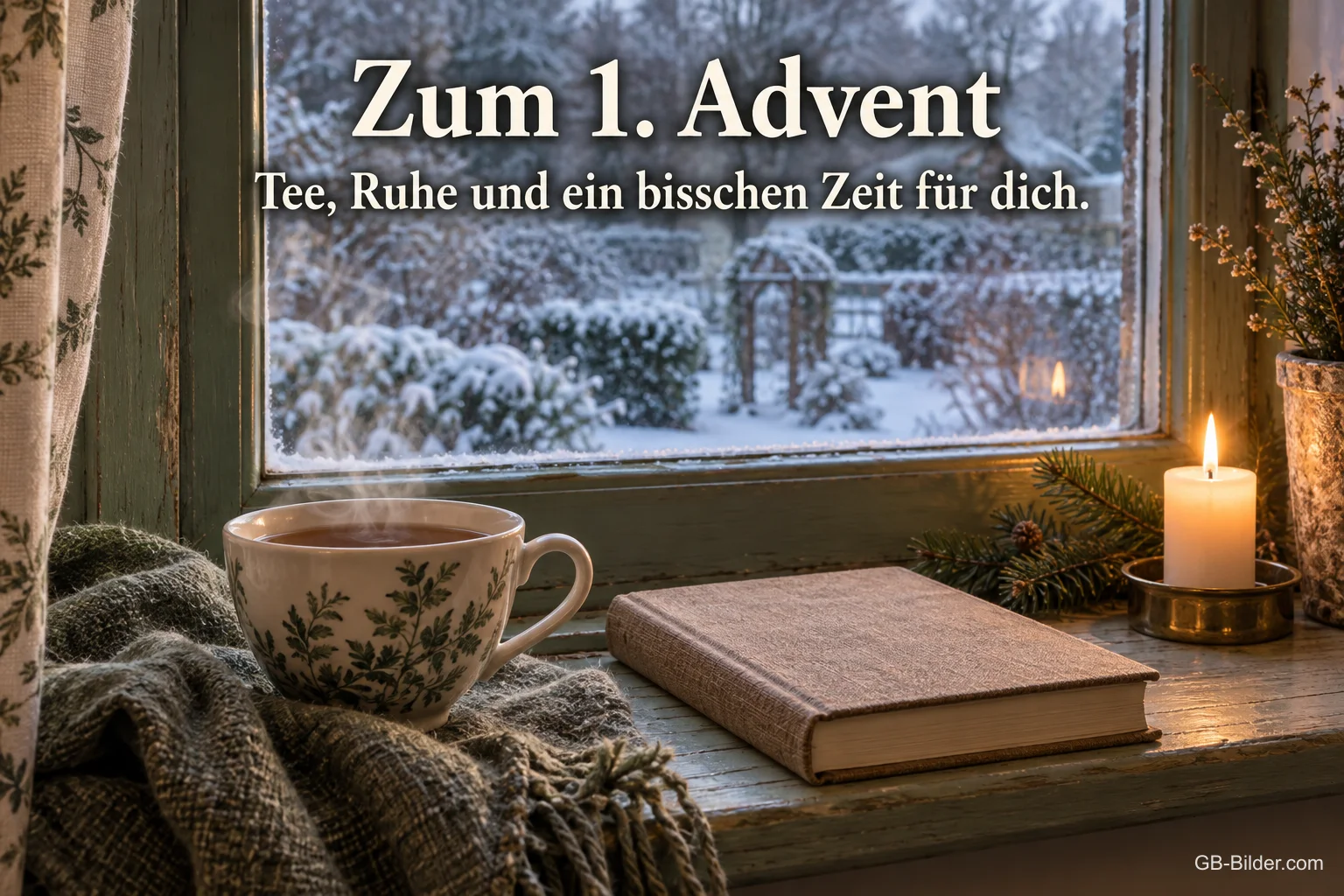 Dampfende Teetasse, Buch und brennende Kerze am Fenster mit Blick in den verschneiten Garten, Text: Zum 1. Advent – Tee, Ruhe und ein bisschen Zeit für dich. Dampfende Teetasse, Buch und brennende Kerze am Fenster mit Blick in den verschneiten Garten, Text: Zum 1. Advent – Tee, Ruhe und ein bisschen Zeit für dich.