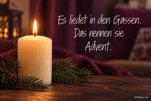 Brennende weiße Kerze mit Tannenzweigen in warmem Licht, Text: Es liedet in den Gassen. Das nennen sie Advent.