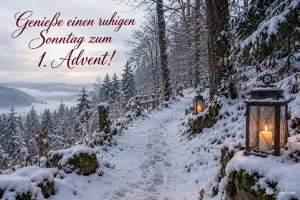 Verschneiter Waldweg mit leuchtenden Laternen über einem Tal, Text: Genieße einen ruhigen Sonntag zum 1. Advent!