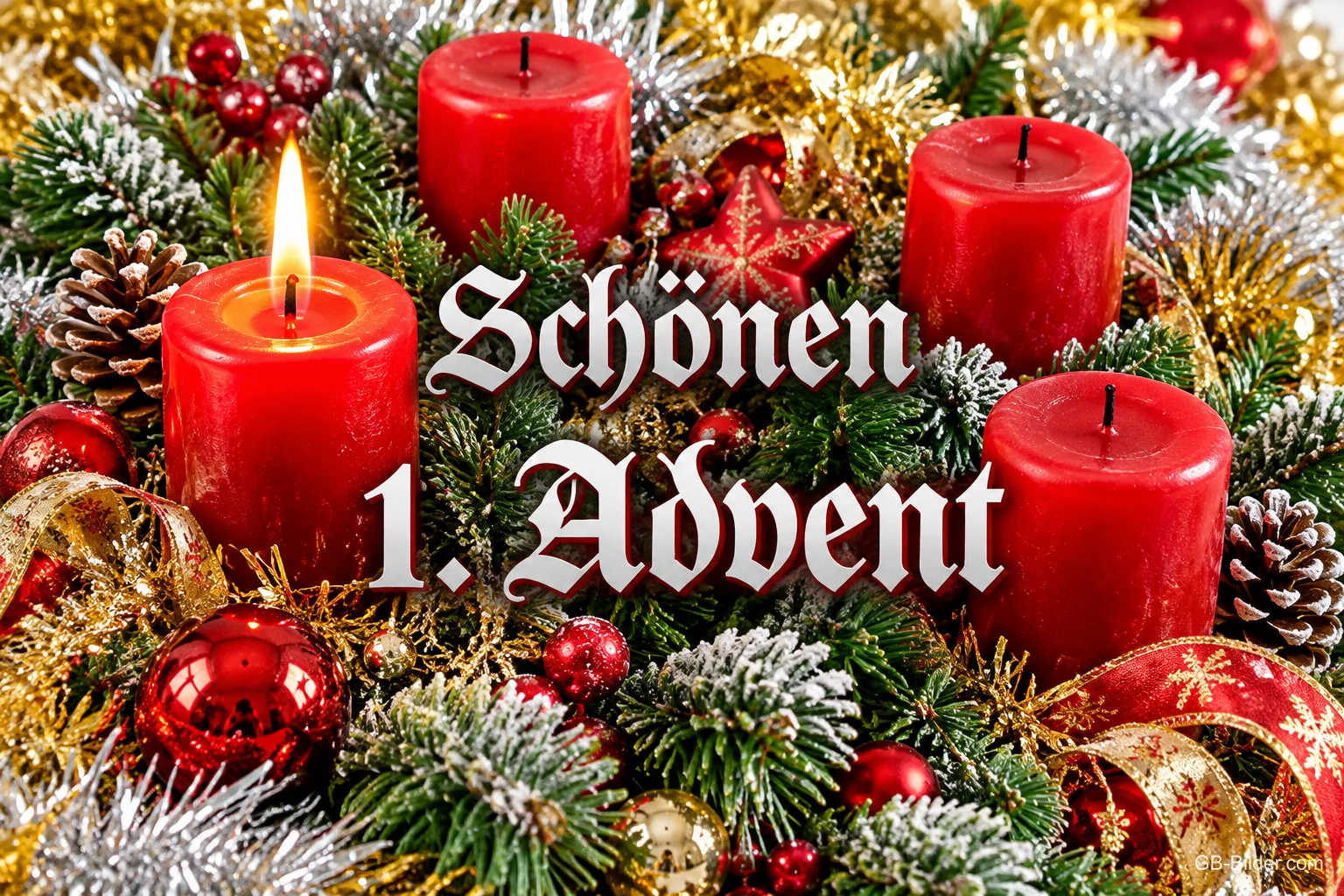 Vier rote Kerzen zwischen Kugeln und Tannengrün, eine brennt, Text: Schönen 1. Advent
