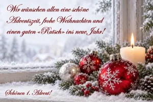 Rote Weihnachtskugeln und brennende Kerze am verschneiten Fenster, Text: Wir wünschen allen eine schöne Adventszeit, frohe Weihnachten und einen guten «Rutsch» ins neue Jahr! Schönen 1. Advent!