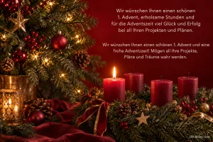 Geschmückter Tannenbaum neben roten Kerzen, eine brennt, Text: Wir wünschen Ihnen einen schönen 1. Advent, erholsame Stunden und für die Adventszeit viel Glück und Erfolg bei all Ihren Projekten und Plänen.