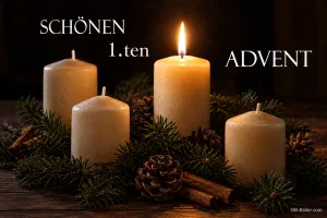 Vier weiße Kerzen im Tannengrün, eine brennt, Text: Schönen 1. Advent