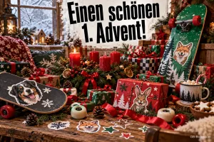 Weihnachtlicher Tisch mit bemalten Skateboards, Geschenken und einer brennenden Kerze, Text: Einen schönen 1. Advent!