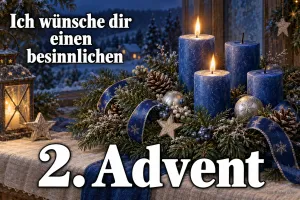 Vier blaue Kerzen, zwei brennen, im Gesteck mit Kugeln am Winterfenster, Text: Ich wünsche dir einen besinnlichen – 2. Advent