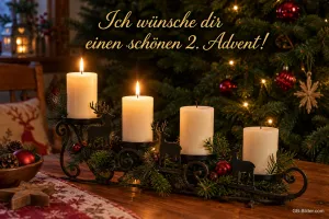 Vier weiße Kerzen, zwei brennen, auf einem Rentier-Kerzenhalter, Text: Ich wünsche dir – einen schönen 2. Advent!