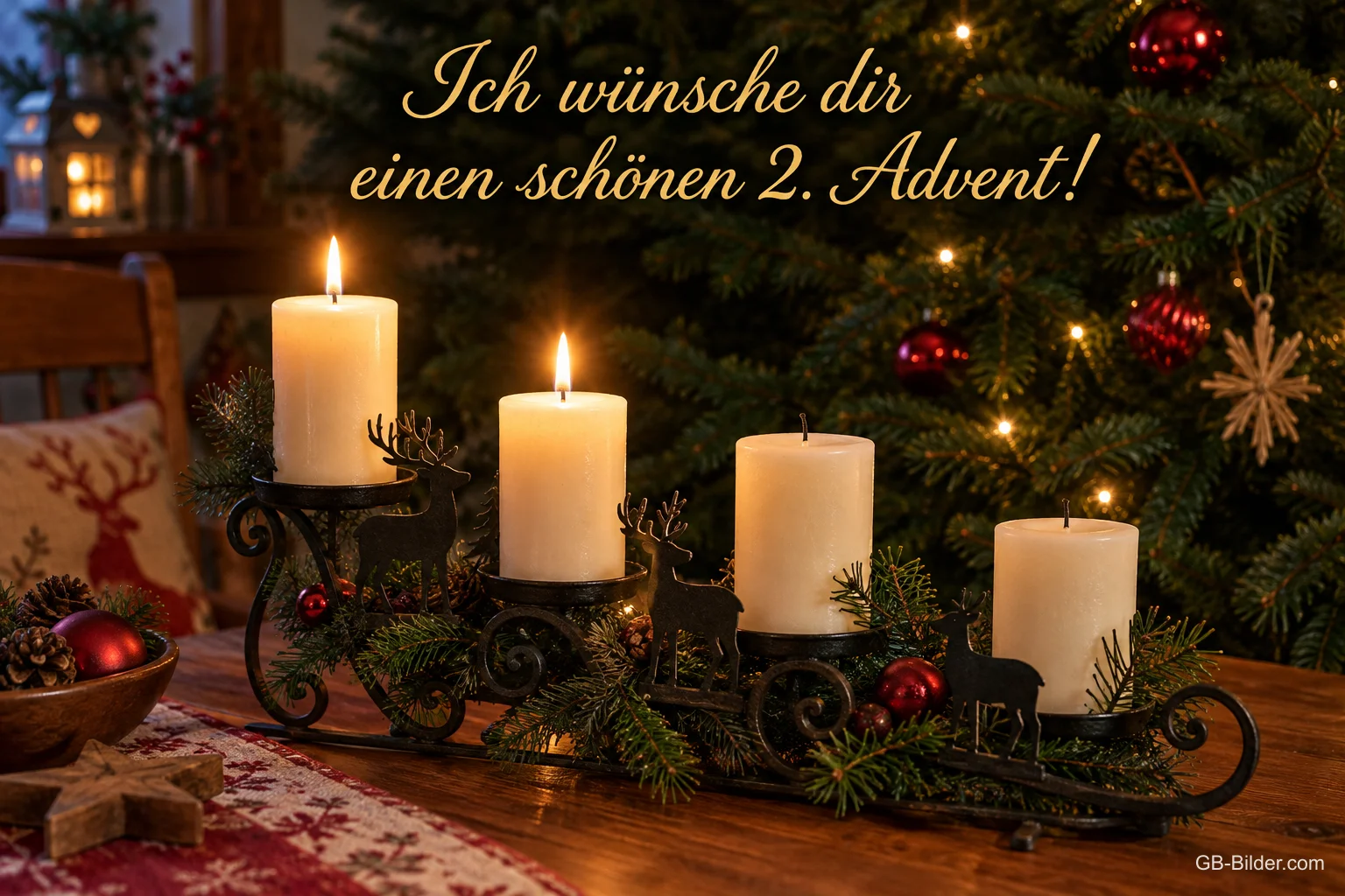 Vier weiße Kerzen, zwei brennen, auf einem Rentier-Kerzenhalter, Text: Ich wünsche dir – einen schönen 2. Advent! Vier weiße Kerzen, zwei brennen, auf einem Rentier-Kerzenhalter, Text: Ich wünsche dir – einen schönen 2. Advent!