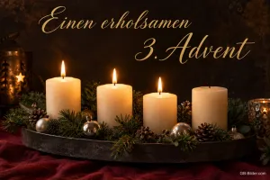 Vier weiße Kerzen auf einem Tablett, drei davon brennen, Text: Einen erholsamen 3. Advent