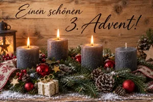 Vier graue Kerzen zwischen Tannenzweigen, drei davon brennen, Text: Einen schönen 3. Advent!