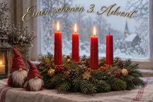 Vier rote Kerzen, drei brennen, daneben Wichtel am verschneiten Fenster, Text: Einen schönen 3. Advent