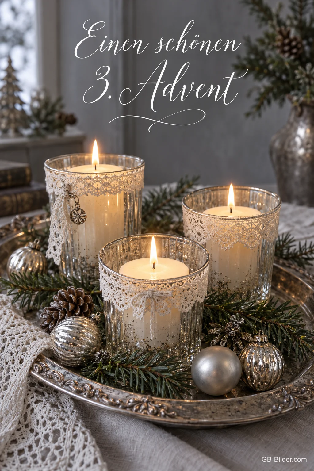 Drei brennende Kerzen in Gläsern mit Spitze auf einem silbernen Tablett, Text: Einen schönen 3. Advent