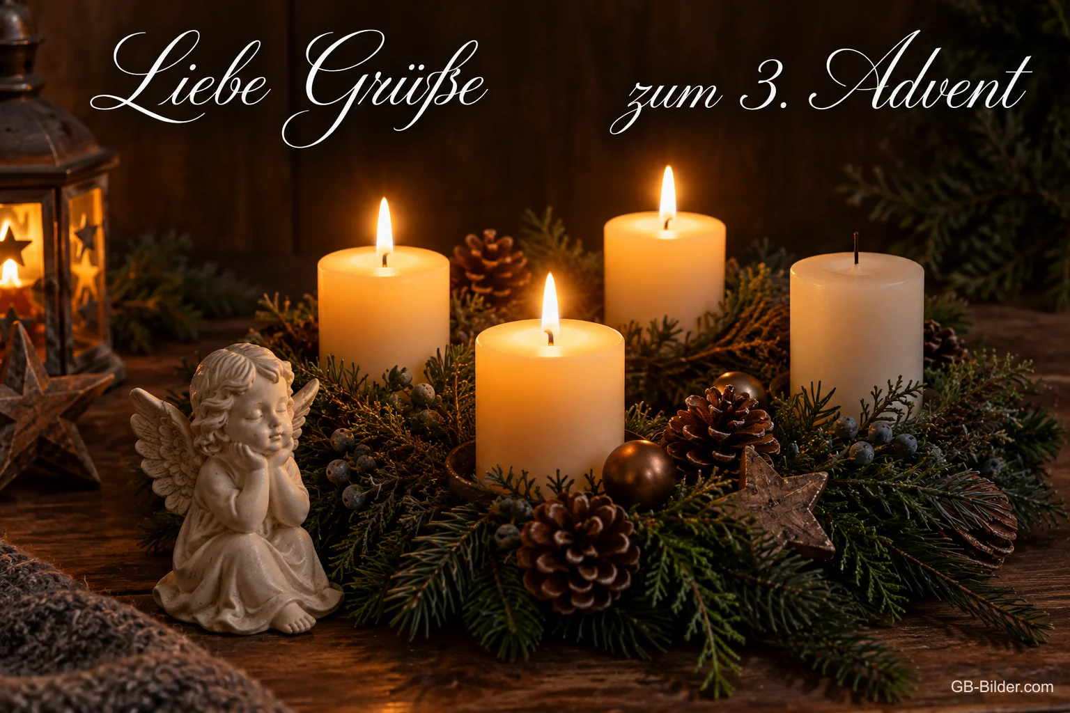 Engelfigur neben vier Kerzen, drei davon brennen, Text: Liebe Grüße zum 3. Advent