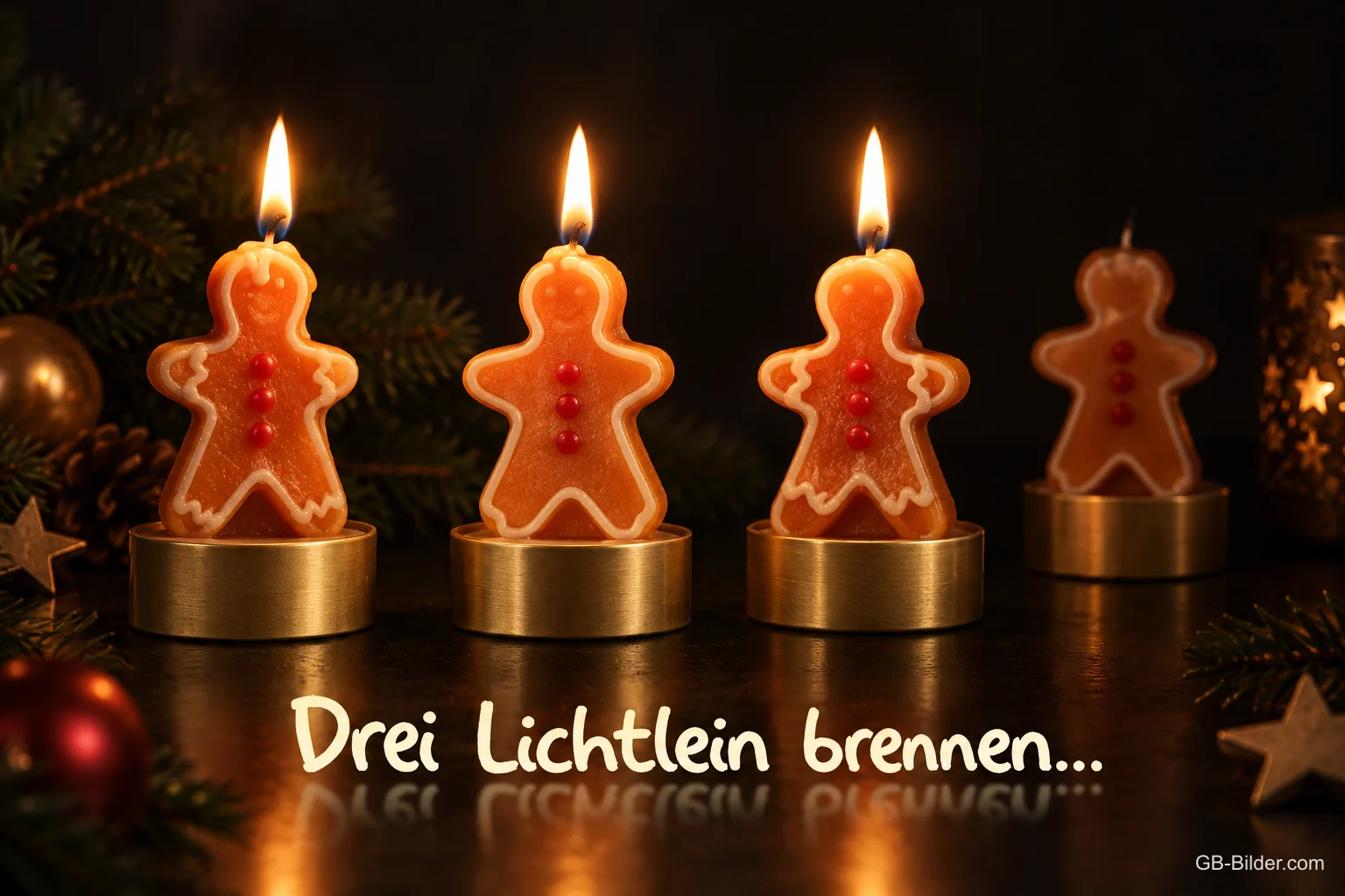 Vier Lebkuchenmann-Kerzen, drei davon brennen, Text: Drei Lichtlein brennen… Vier Lebkuchenmann-Kerzen, drei davon brennen, Text: Drei Lichtlein brennen…