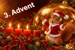 Eichhörnchen im Weihnachtsmantel winkt neben vier roten Kerzen, drei brennen, und goldener Kugel, Text: 3. Advent
