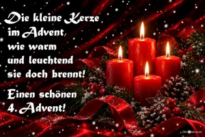 Vier brennende rote Kerzen mit Tannenzapfen und roter Schleife, Text: Die kleine Kerze im Advent, wie warm und leuchtend sie doch brennt! Einen schönen 4. Advent!