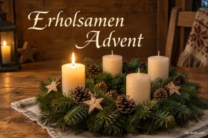 Adventskranz mit weißen Kerzen, eine brennt, Text: Erholsamen Advent