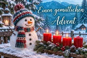 Schneemann mit Mütze und Schal neben vier roten Kerzen im Schnee, Text: Einen gemütlichen Advent
