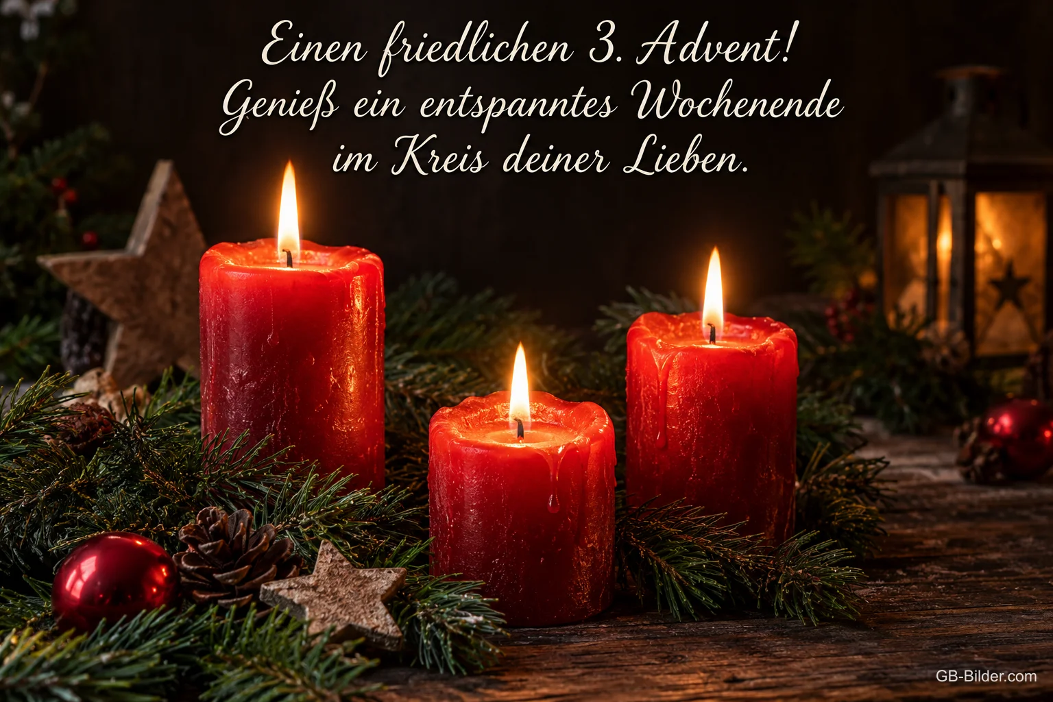 Drei brennende rote Kerzen zwischen Zapfen und Sternen, Text: Einen friedlichen 3. Advent! – Genieß ein entspanntes Wochenende im Kreis deiner Lieben. Drei brennende rote Kerzen zwischen Zapfen und Sternen, Text: Einen friedlichen 3. Advent! – Genieß ein entspanntes Wochenende im Kreis deiner Lieben.