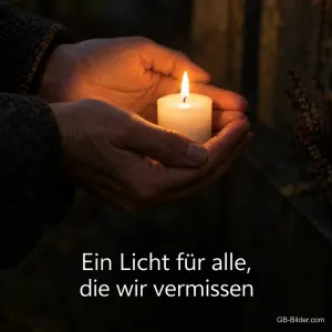 Zwei Hände halten behutsam eine brennende weiße Kerze im Dunkeln, Text: Ein Licht für alle, die wir vermissen