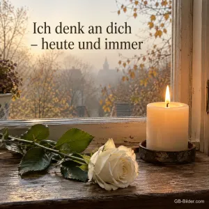 Eine Kerze und eine weiße Rose liegen im sanften Morgenlicht auf einer Fensterbank, Text: Ich denk an dich – heute und immer