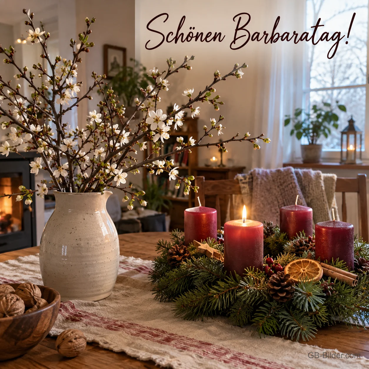 Eine Vase mit blühenden Kirschzweigen steht in einer gemütlichen Stube neben einem Adventskranz mit einer brennenden Kerze, Text: Schönen Barbaratag!