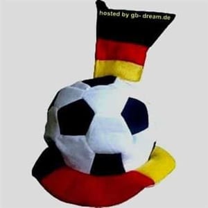 Ein Hut mit Fußballmotiv, schwarz-rot-goldener Krempe und Deutschlandflagge passt zu "Auf geht's, Deutschland!".