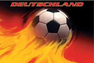 Flammender Fußball mit dem Schriftzug 'DEUTSCHLAND' auf schwarzem Hintergrund.