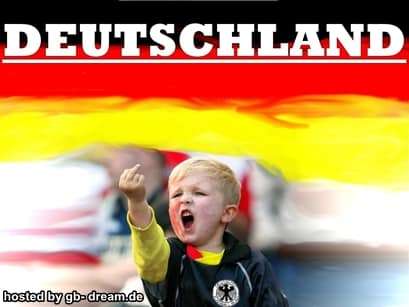 Kleiner Junge mit deutscher Flagge im Hintergrund zeigt eine beleidigende Geste und schreit. Kleiner Junge mit deutscher Flagge im Hintergrund zeigt eine beleidigende Geste und schreit.