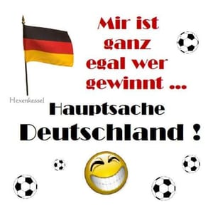 Deutsche Flagge mit Fußballbällen und lachendem Smiley, Text zur Unterstützung von Deutschland im Fußball.