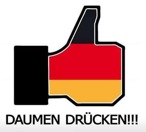 Grafik eines Daumens in den deutschen Nationalfarben mit dem Text 'DAUMEN DRÜCKEN!!!'.