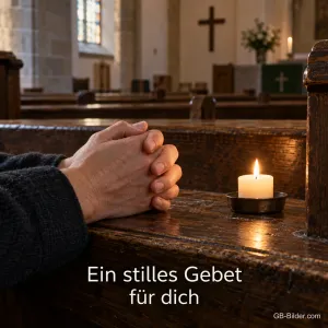 Gefaltete Hände ruhen auf einer alten Kirchenbank neben einer kleinen brennenden Kerze, Text: Ein stilles Gebet für dich