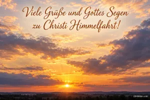 Sonnenstrahlen brechen durch Wolken über einer Landschaft, Text: Viele Grüße und Gottes Segen – zu Christi Himmelfahrt!