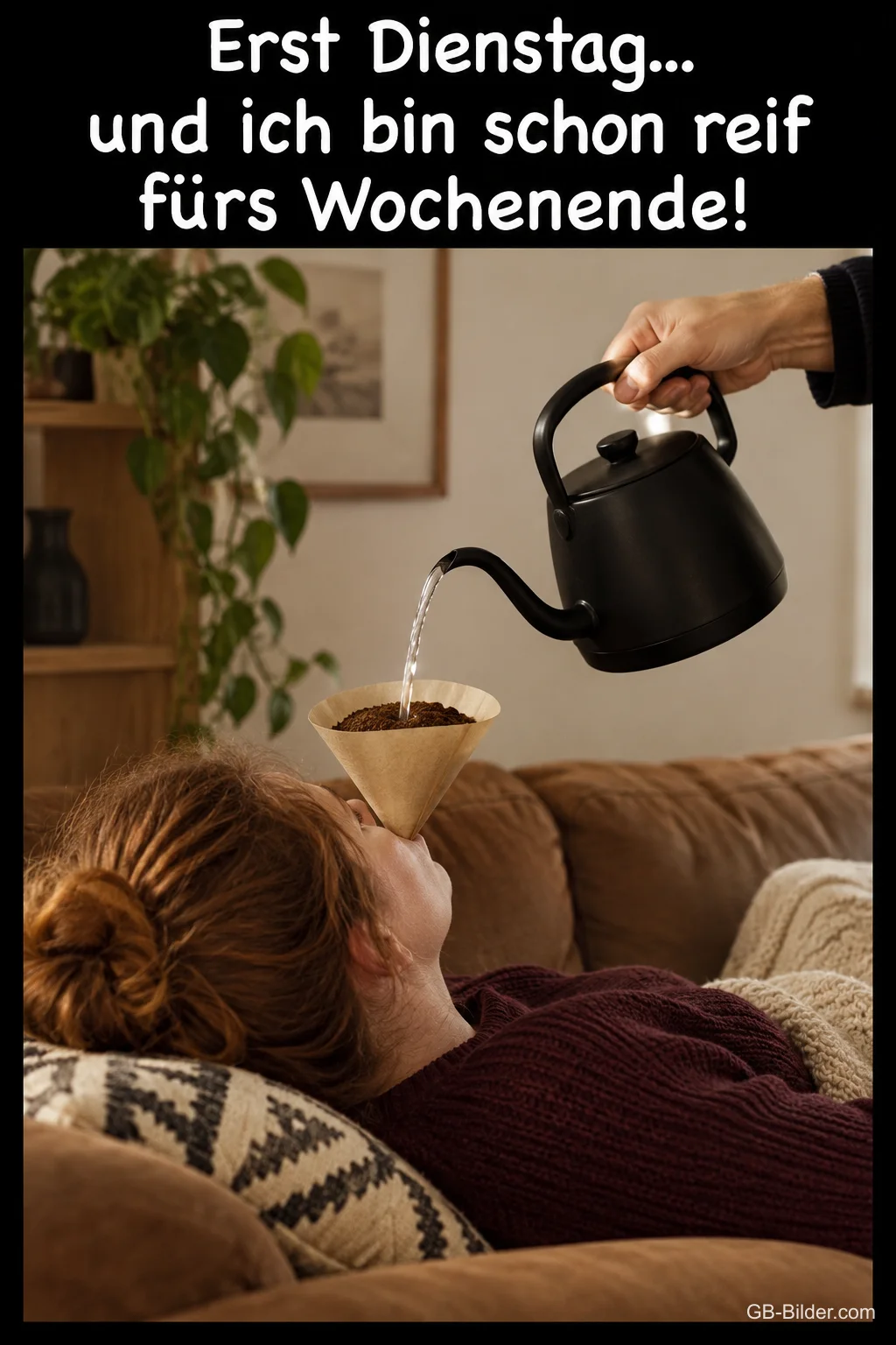 Frau auf dem Sofa bekommt Kaffee aus dem Filter, Text: Erst Dienstag … und ich bin schon reif fürs Wochenende!