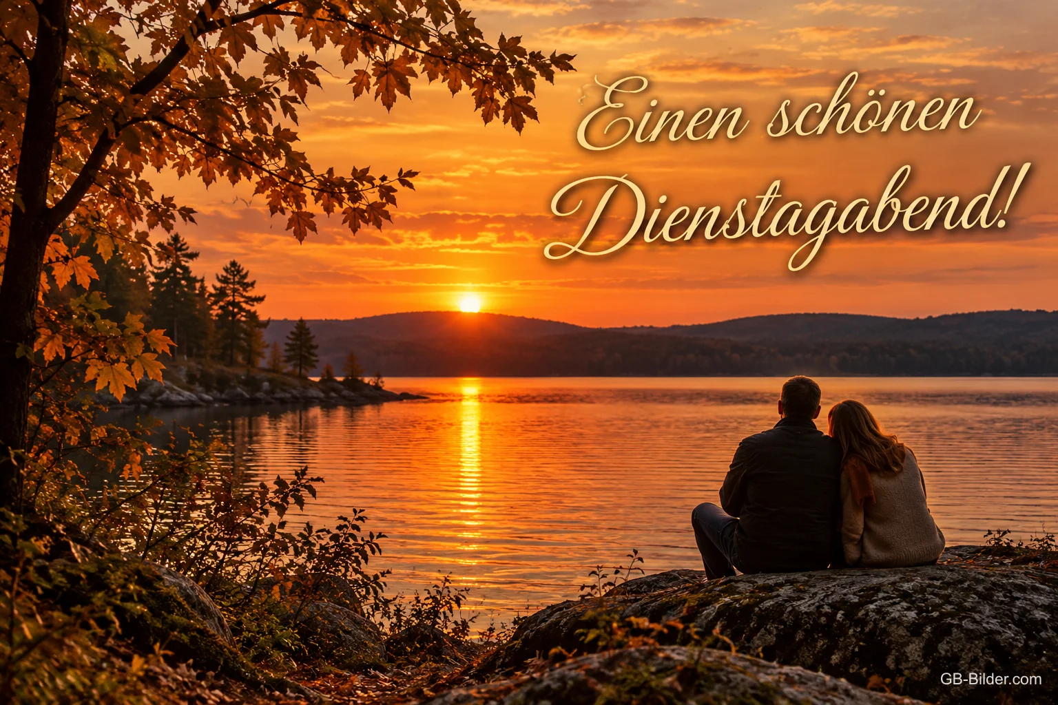 Paar sitzt auf einem Felsen am See im Sonnenuntergang, Text: Einen schönen Dienstagabend!