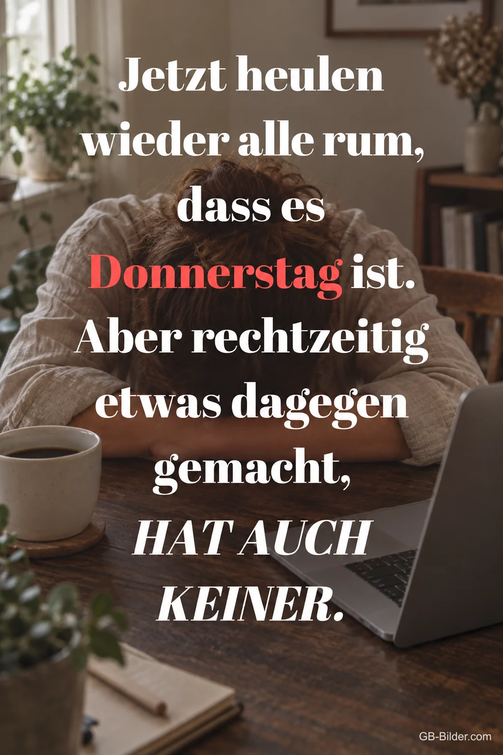 Erschöpfte Frau am Schreibtisch, lustiger Spruch über den Donnerstag