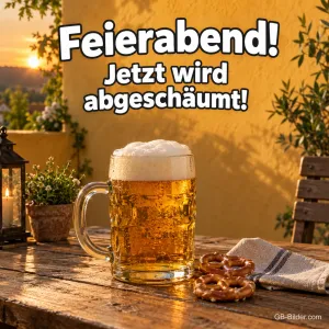 Maßkrug Bier mit Brezeln im Abendlicht, Text: Feierabend! Jetzt wird abgeschäumt!
