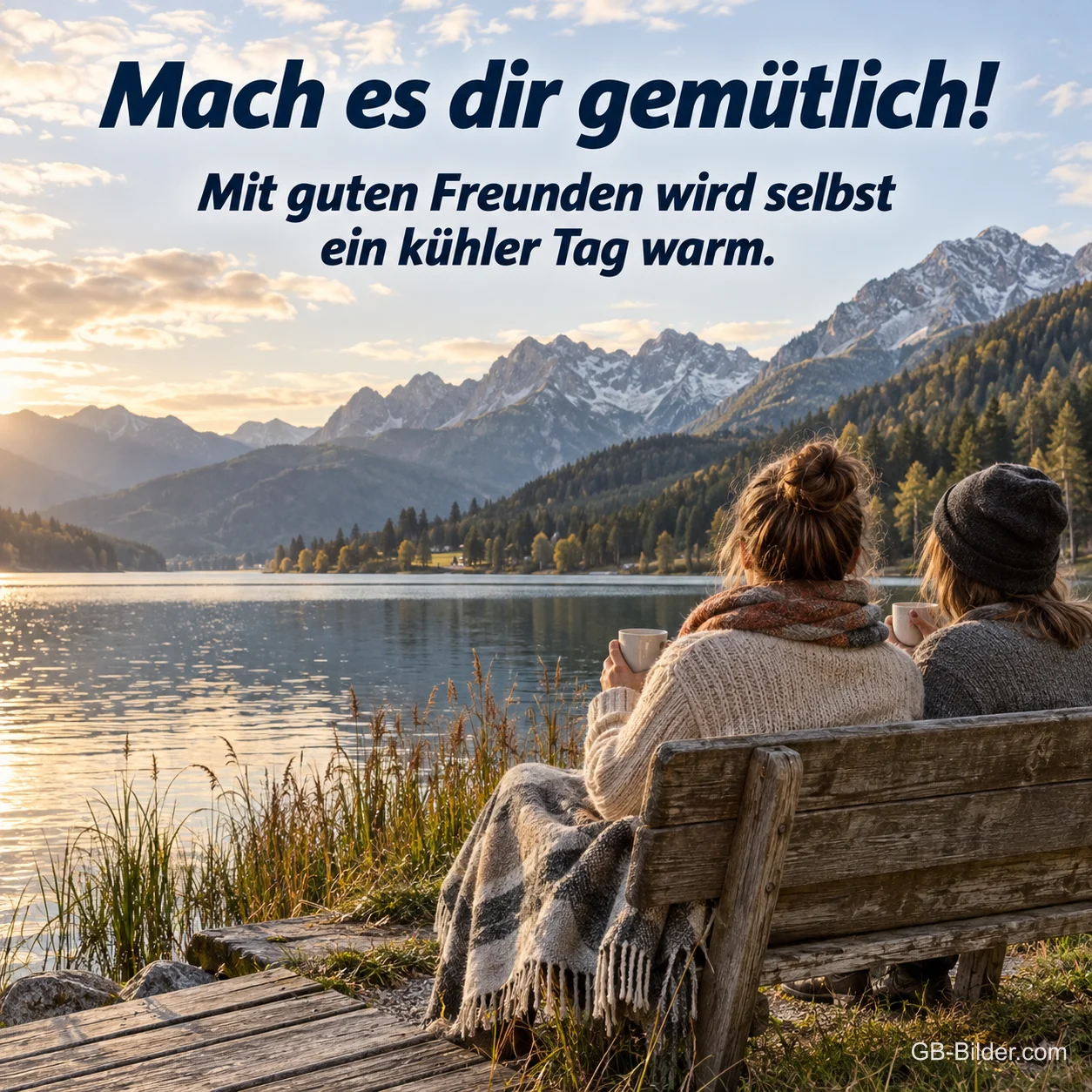 Zwei Freundinnen mit Tassen an einem Bergsee, Text: Mit guten Freunden wird selbst ein kühler Tag warm.