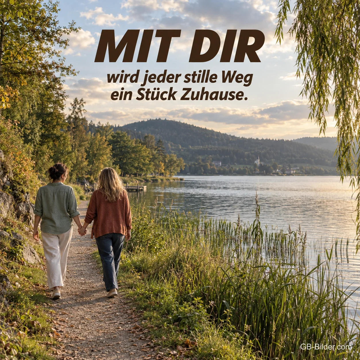 Zwei Freundinnen auf einem Uferweg, Text: Mit dir wird jeder stille Weg ein Stück Zuhause.
