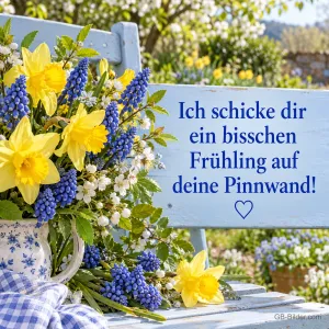 Narzissen und Traubenhyazinthen in einem Krug auf einer Bank, Text: Ich schicke dir ein bisschen Frühling auf deine Pinnwand!