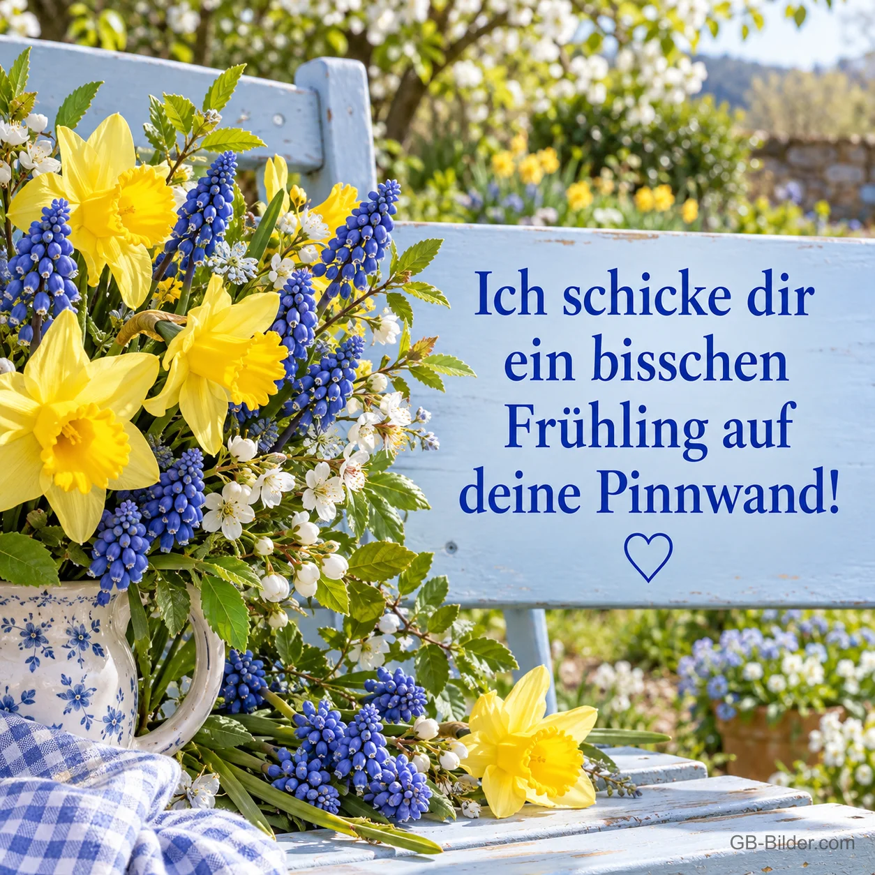 Narzissen und Traubenhyazinthen in einem Krug auf einer Bank, Text: Ich schicke dir ein bisschen Frühling auf deine Pinnwand!