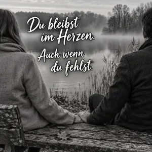 Zwei Menschen Hand in Hand am nebligen See, Text: Du bleibst im Herzen. Auch wenn du fehlst.