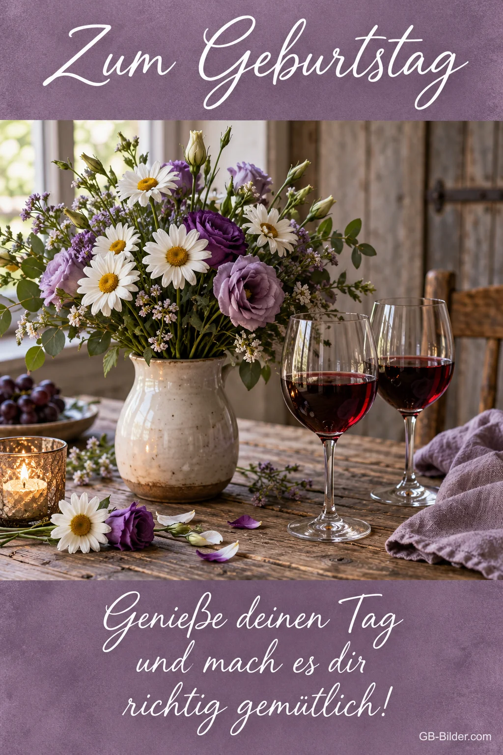 Blumenstrauß und zwei Gläser Rotwein auf einem Holztisch, Text: Zum Geburtstag – Genieße deinen Tag und mach es dir richtig gemütlich! Blumenstrauß und zwei Gläser Rotwein auf einem Holztisch, Text: Zum Geburtstag – Genieße deinen Tag und mach es dir richtig gemütlich!