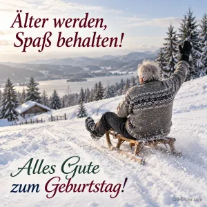 Älterer Mann fährt jubelnd Schlitten in den Bergen, Text: Älter werden, Spaß behalten! Alles Gute zum Geburtstag!